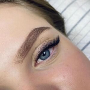 embracing-the-minimal-lash-look-for-effortless-vacation-beauty-2